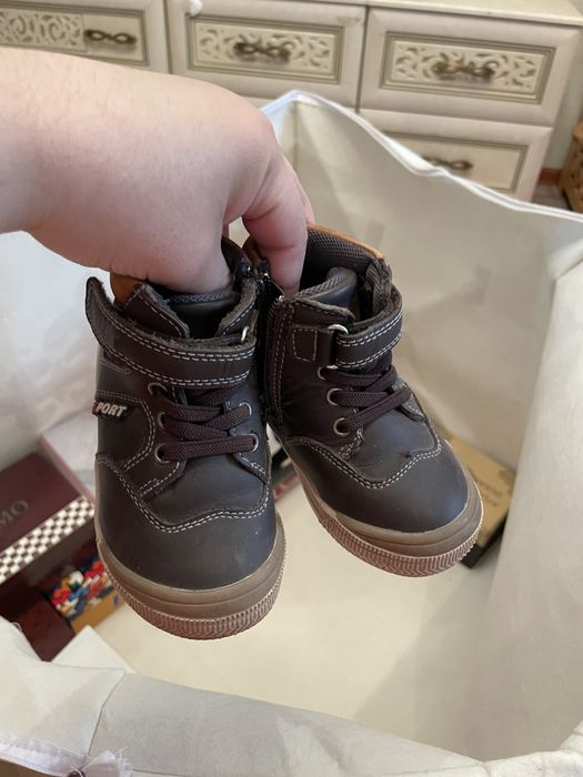 Продам детскую обувь