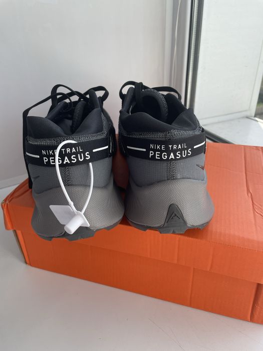 Продам кроссовки новые