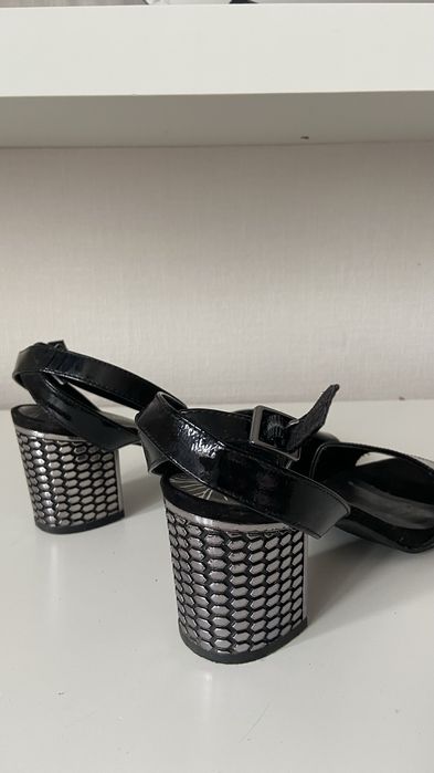 Продам женскую обувь.