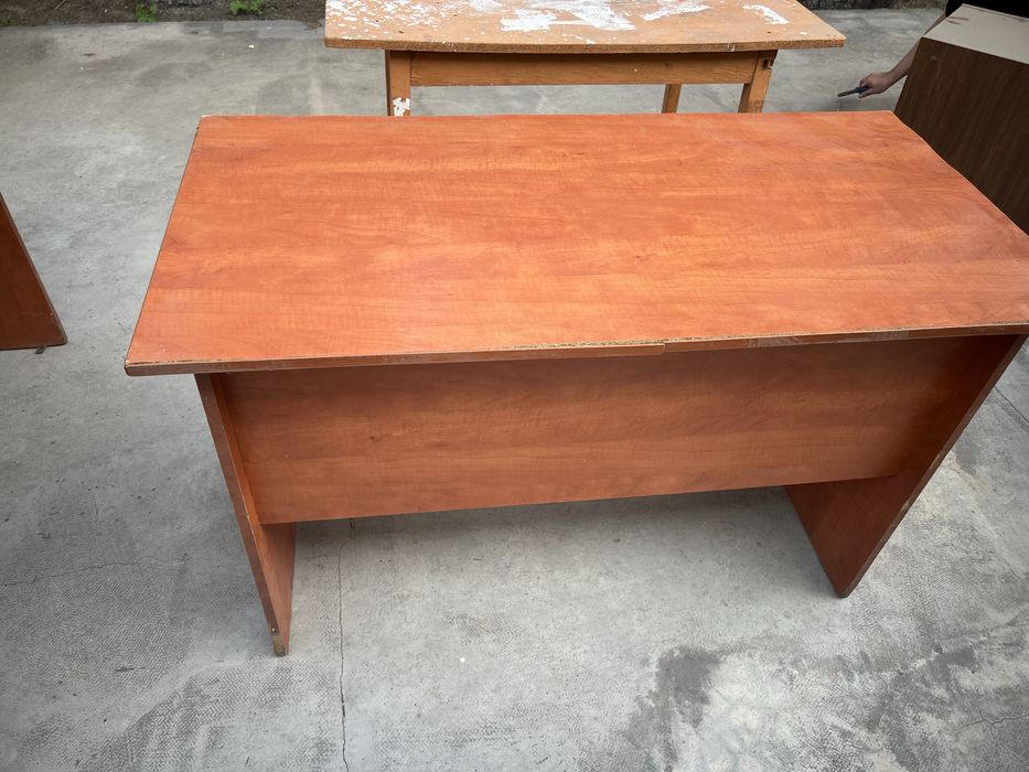 Два офисных стола и думба