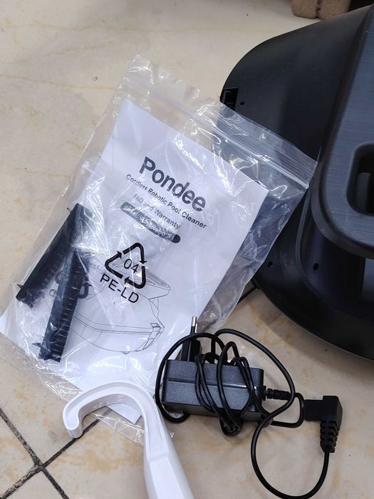 Продавам робот за почистване на басейни Pondee – модел Weve Robo X1.