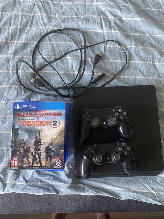 PlayStation 4 (PS4) с 2 контролера и 8 игри