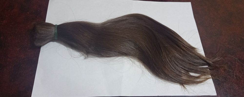 Chiroyli tekis tabiiy jigarrang yosh qiz sochi