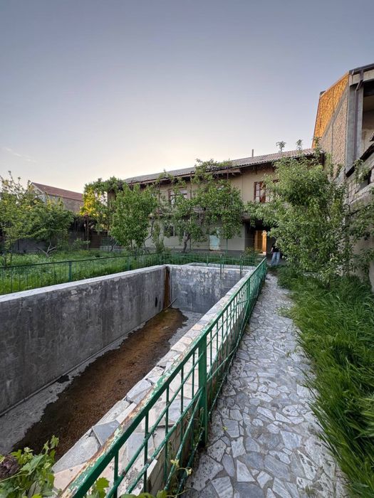 Dala hovli. 744 kv metr. Yashnabod tumani, daryo bo’yida joylashgan…..