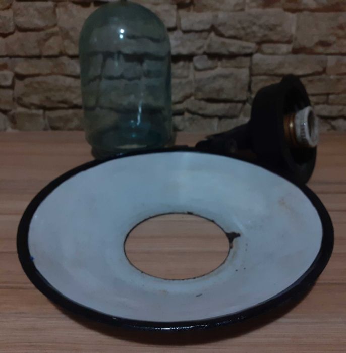 Lampă industrială veche, în stare bună, cu baza și abajurul din sticlă