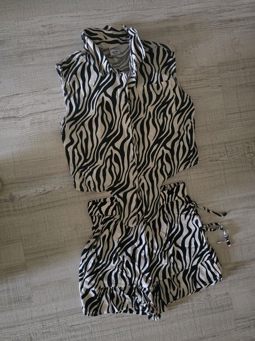 Costum fete cu fusta pantalon