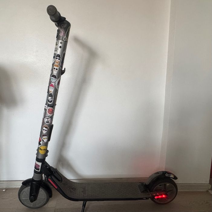 Vând o trotinetă Ninebot.
