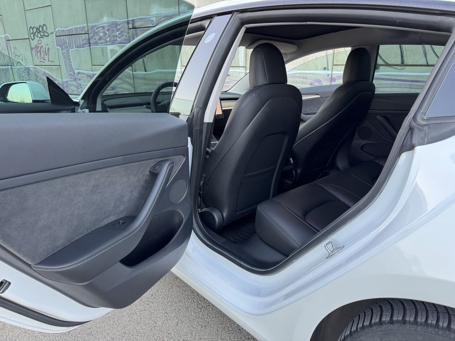 TESLA Model 3 2023 — imagine 4