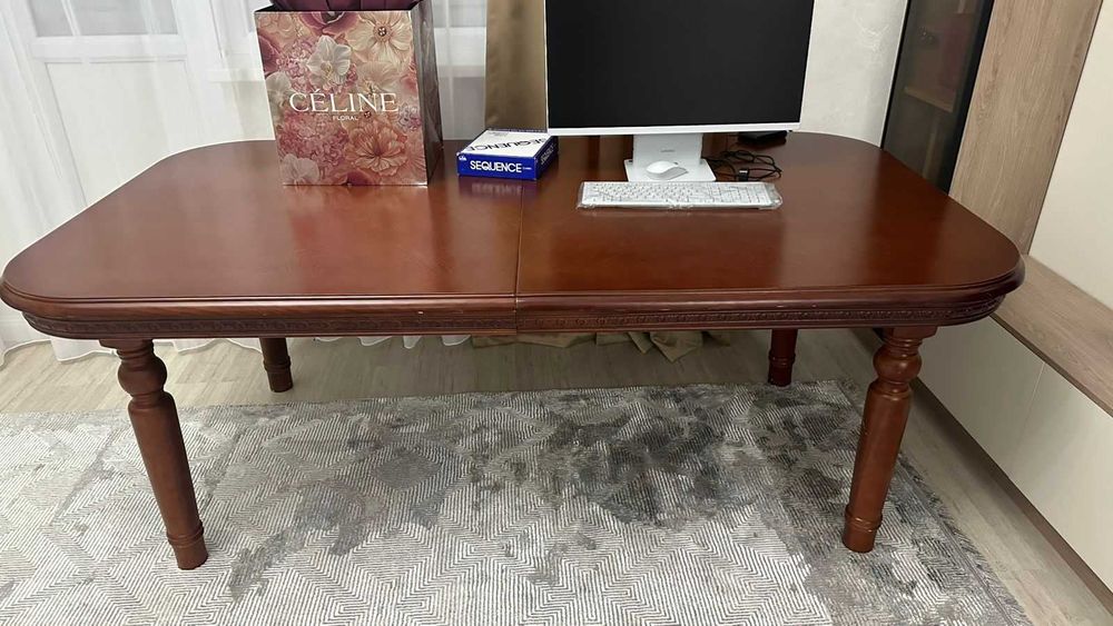 Массивный стол, красное дерево