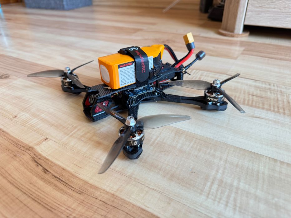 5-инчов FPV Дрон, Очила, Дистанционно и Зарядно за Батерии