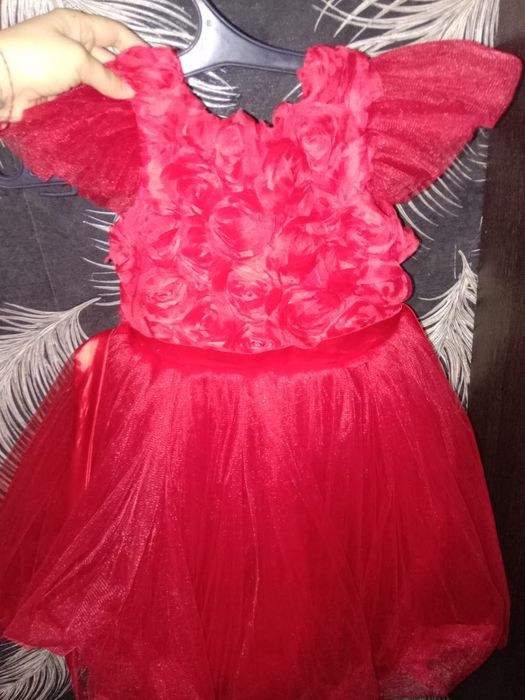 Продам платья от 5 до 8 лет