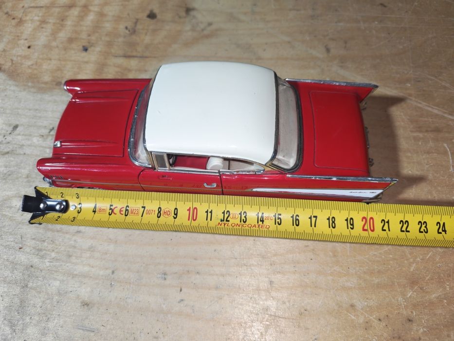 Macheta chevrolet bel air 1957  marime 1:24
