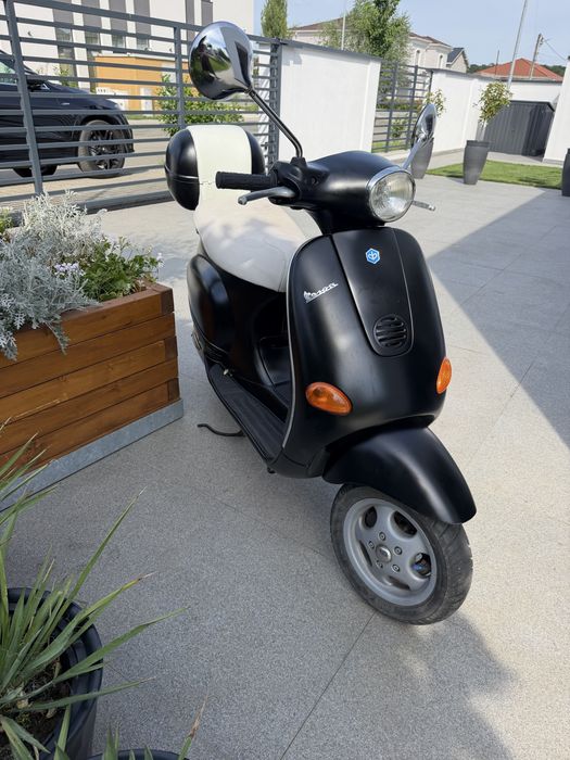 Scuter Piaggio Vespa negru foarte frumos