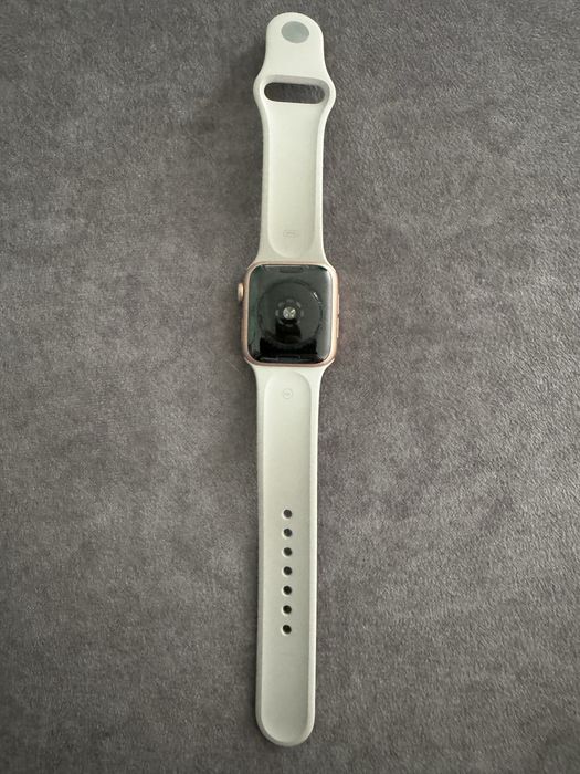 Apple watch SE работи но е със счупен екран