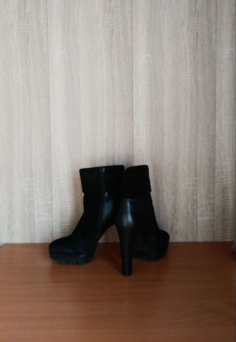 Ботинки на каблуке. Размер 36.