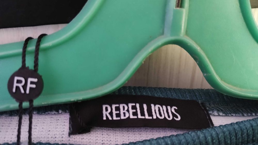 Пола цвят тюркоазот марката  Rebellious