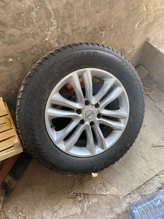 Два диска  с шинами на ниссан патрол