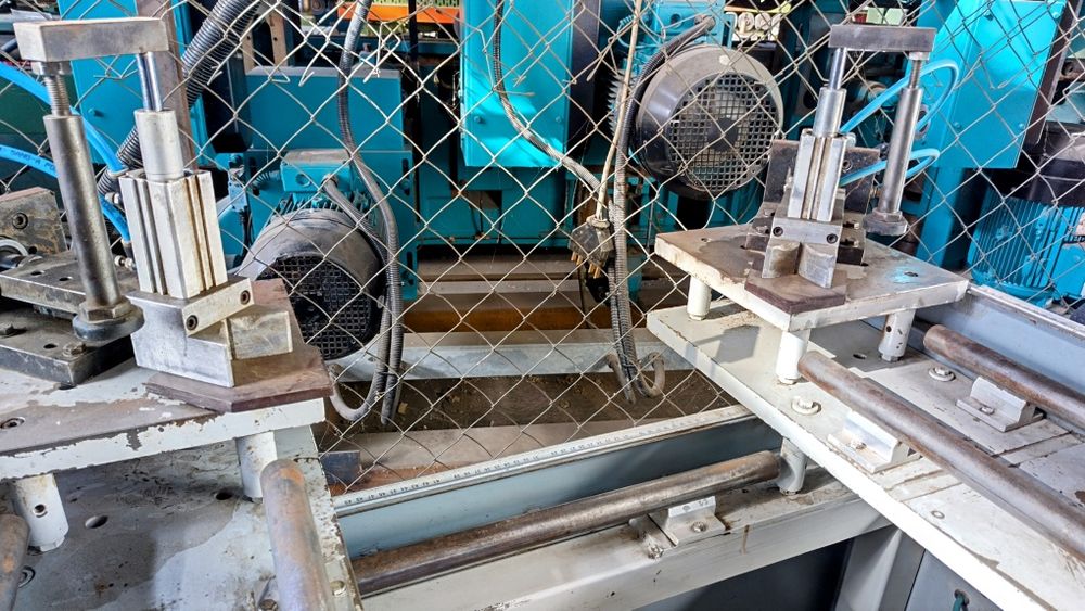 Пневматична преса за зглопка на вра,прозо,шкав,рамки,2560/890,на 2 час