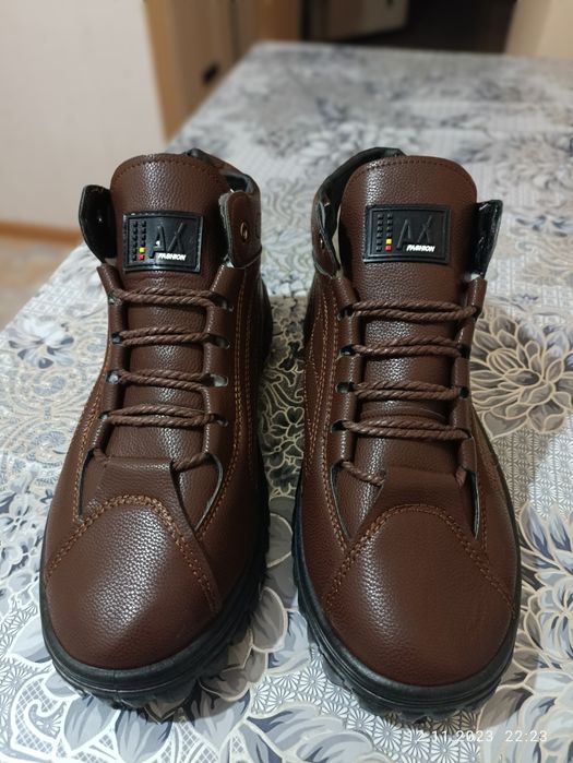 Продаю мужские ботинки.