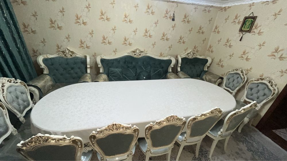 Продается стол вместе с диваном и стульями