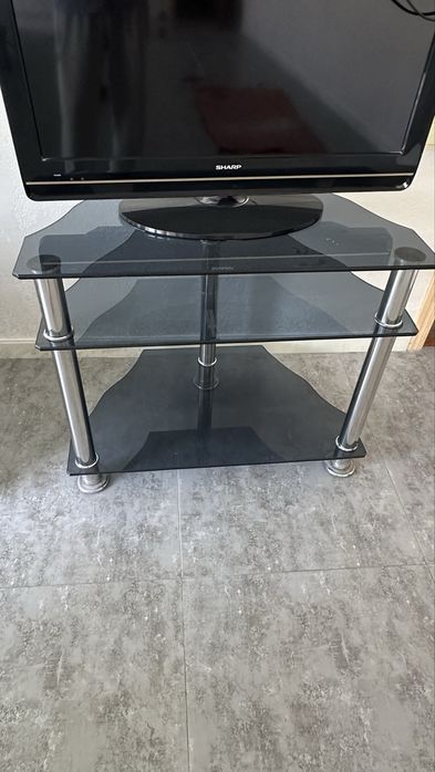 Sharp televizor va padstavka ikkalasi