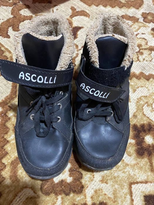 Продаю детские ботинки