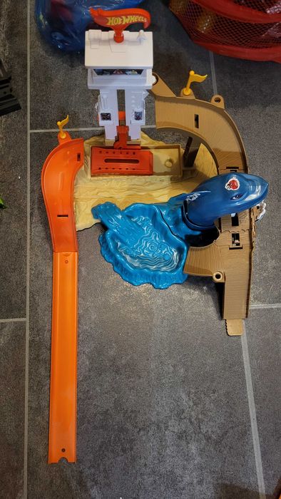 HotWheels гараж за колички и писти