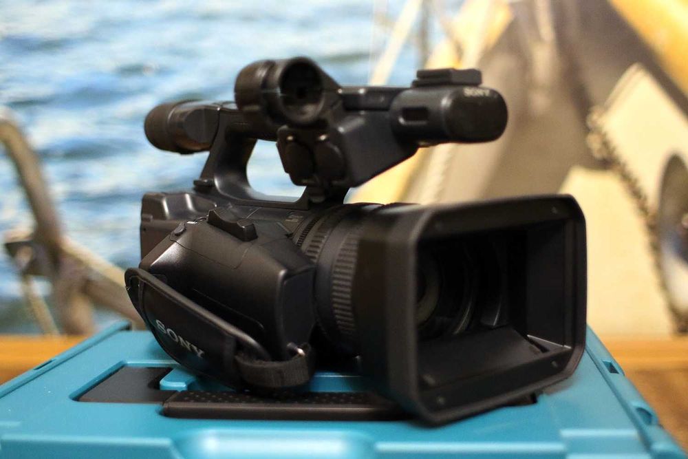 Профессиональня видеокамера Sony HDR-AX2000