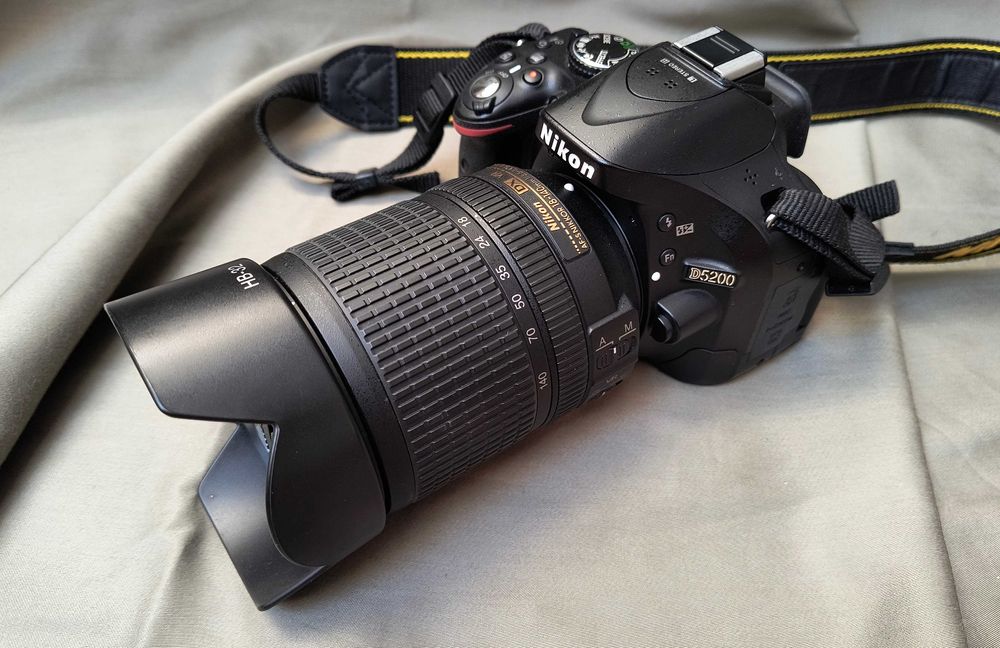 Nikon D5200 + obiectiv Nikon 18-55 mm + accesorii