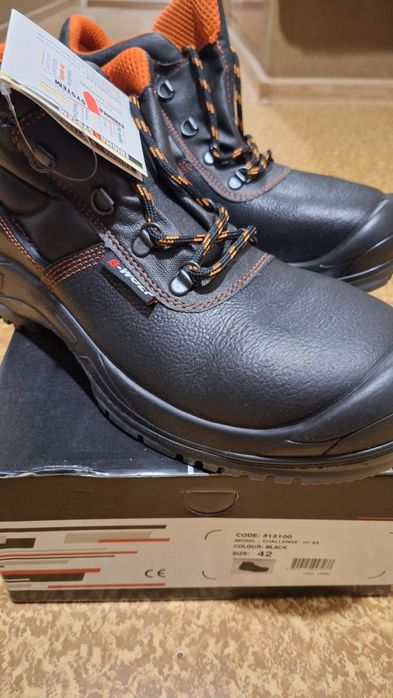 Работи обувки U. Power и B-wolf