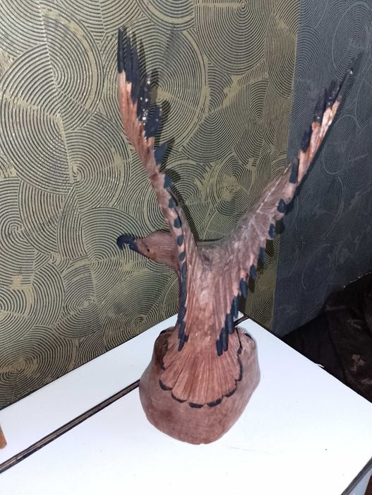 Дърворезбован орел,маса със стойка за списания,стол от ратан ..