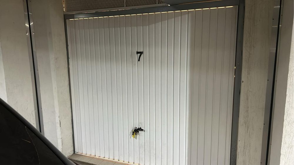 Демонтирана Гаражна врата