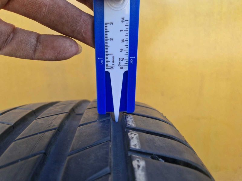 1 Bridgestone R17 225/60
лятна гума 
DOT1222