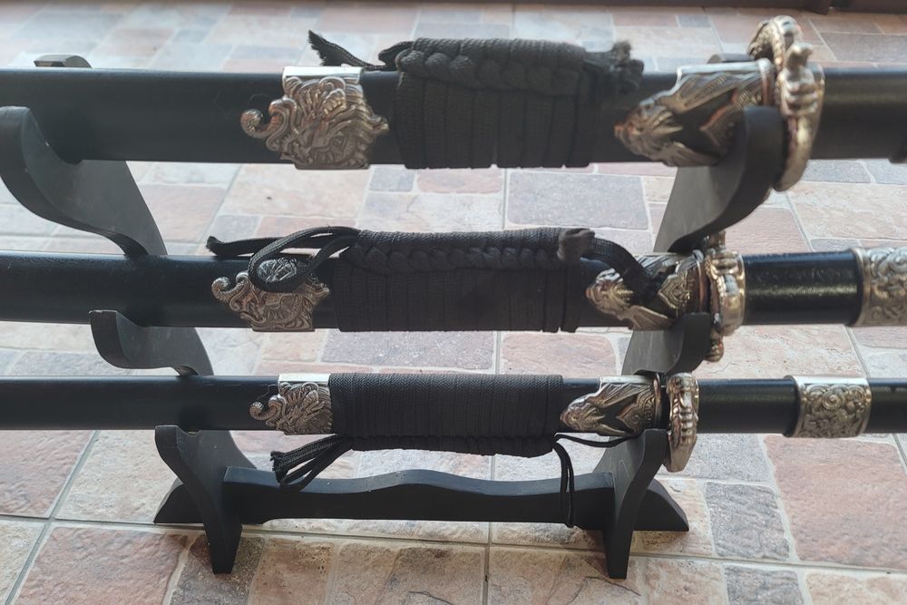 Panoplie decorativă cu 3 katane și suport din lemn