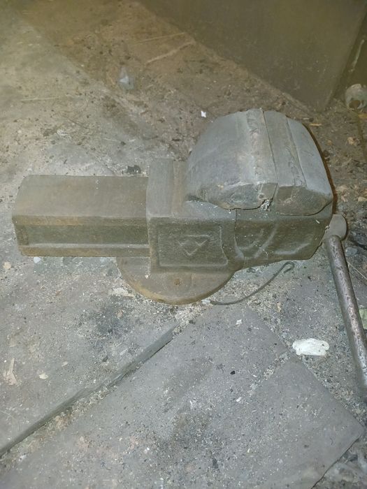 Продам тиски слесарные
