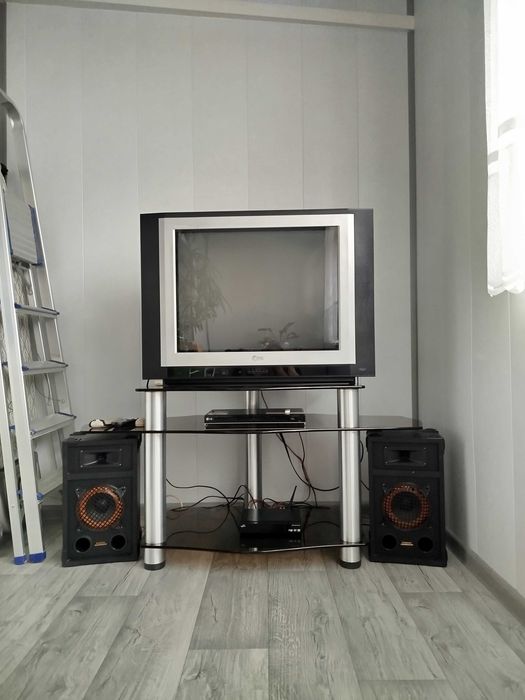 Телевизор+столик+колонки+DVD проигрыватель+тюнер+спутниковая тарелка