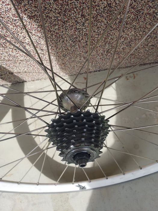 Roti cursiera Campagnolo pe 28 cu 8 foi.