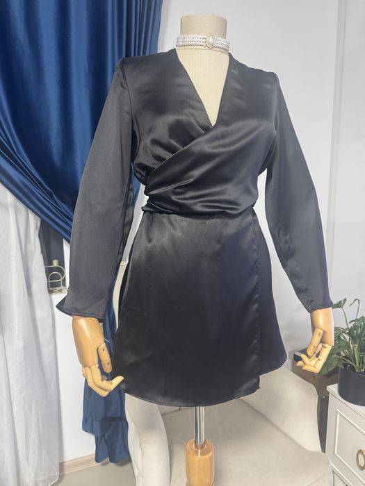 Salopeta scurta satinata de cocktail cu maneci lungi Zara marimea S