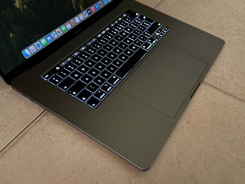 16' Core i7 Apple MacBook Pro 2019 16GB RAM/512GB SSD/Radeon Pro 4GB