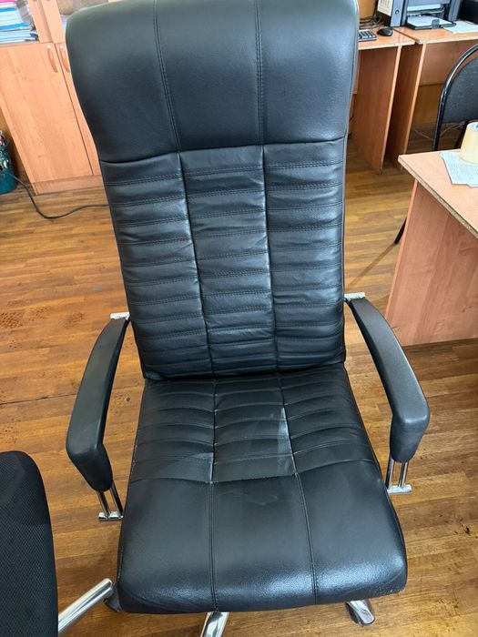 Два офисных  кресла