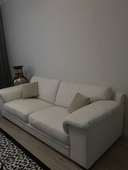 Белый диван из экокожи