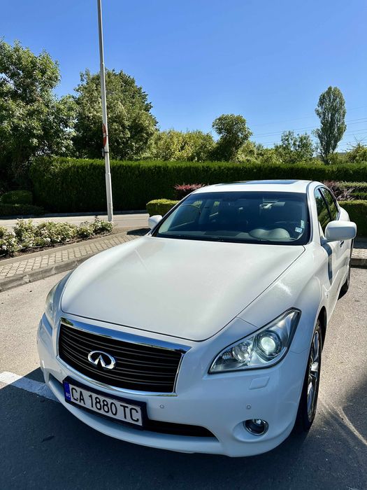 Автомобил INFINITI M35H hybrid