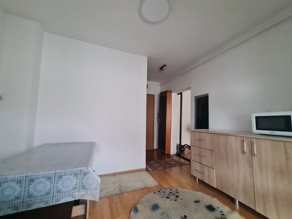 Închiriez garsoniera