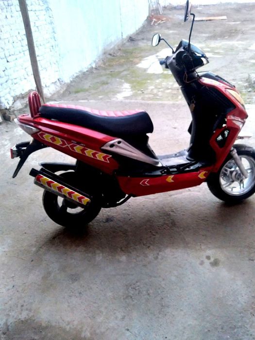 150 Скутер сотилади