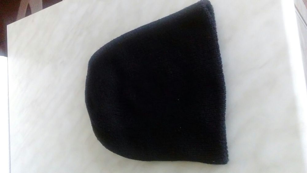 Зимни шапки :  различни видове - летни, зимни и баретки - 2 броя