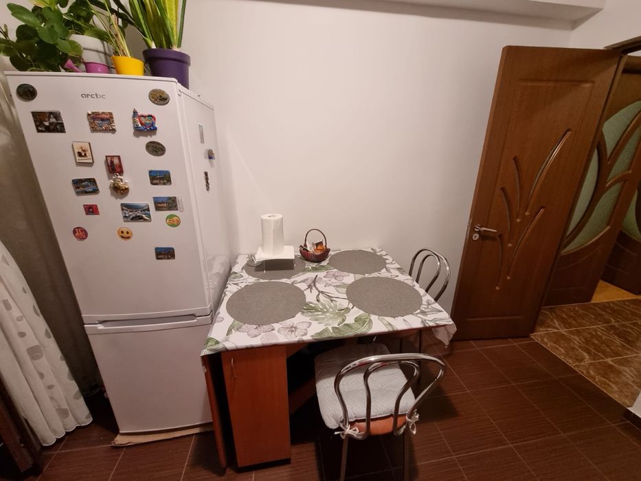 Inchiriez camera unei fete in apartament de 2 camere decomandat