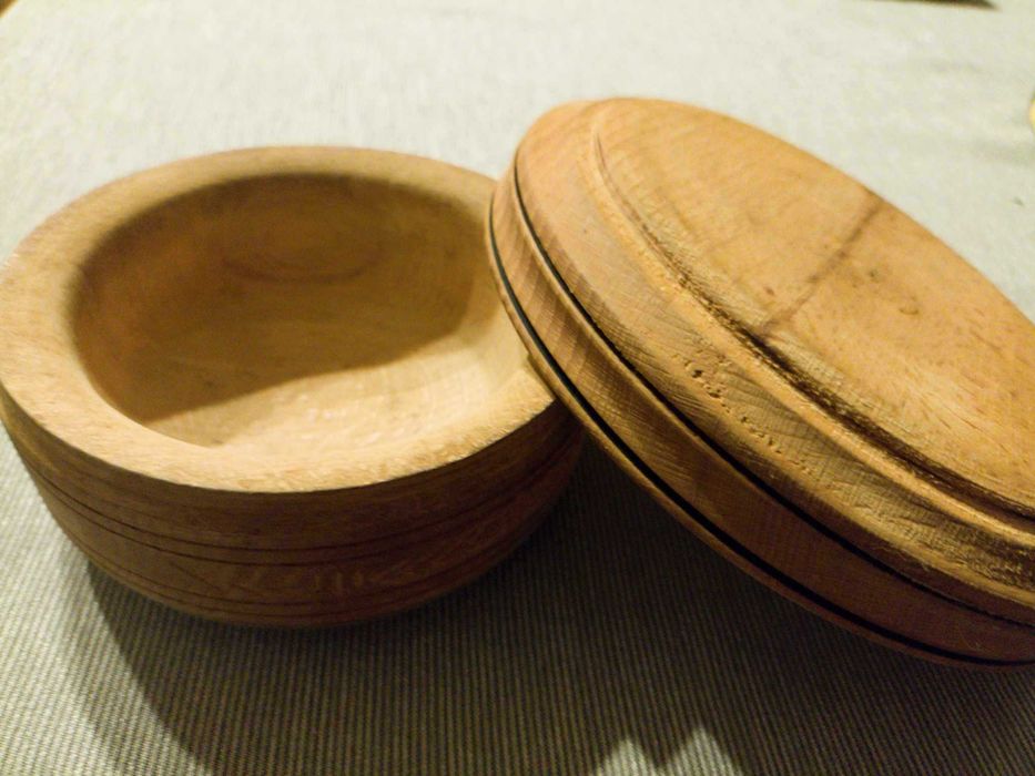 Две дървени купи