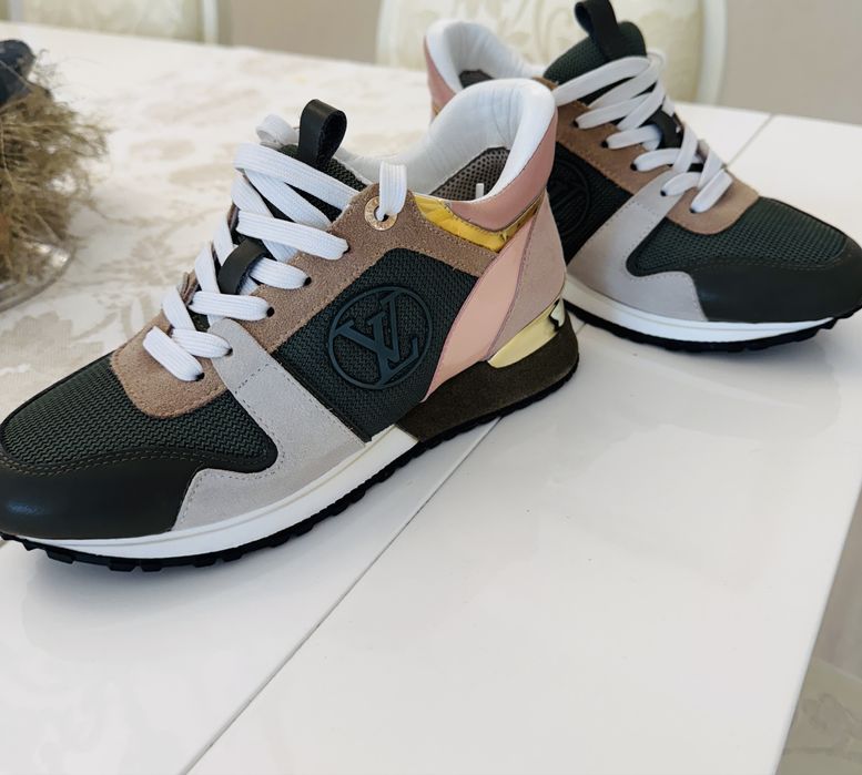 Sneakersi foarte comozi LV