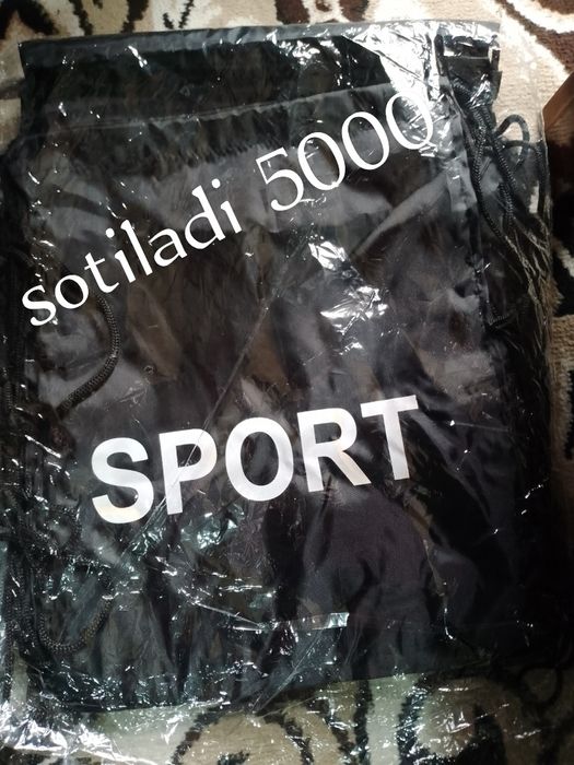 Seriy va qora rangli sport sumka