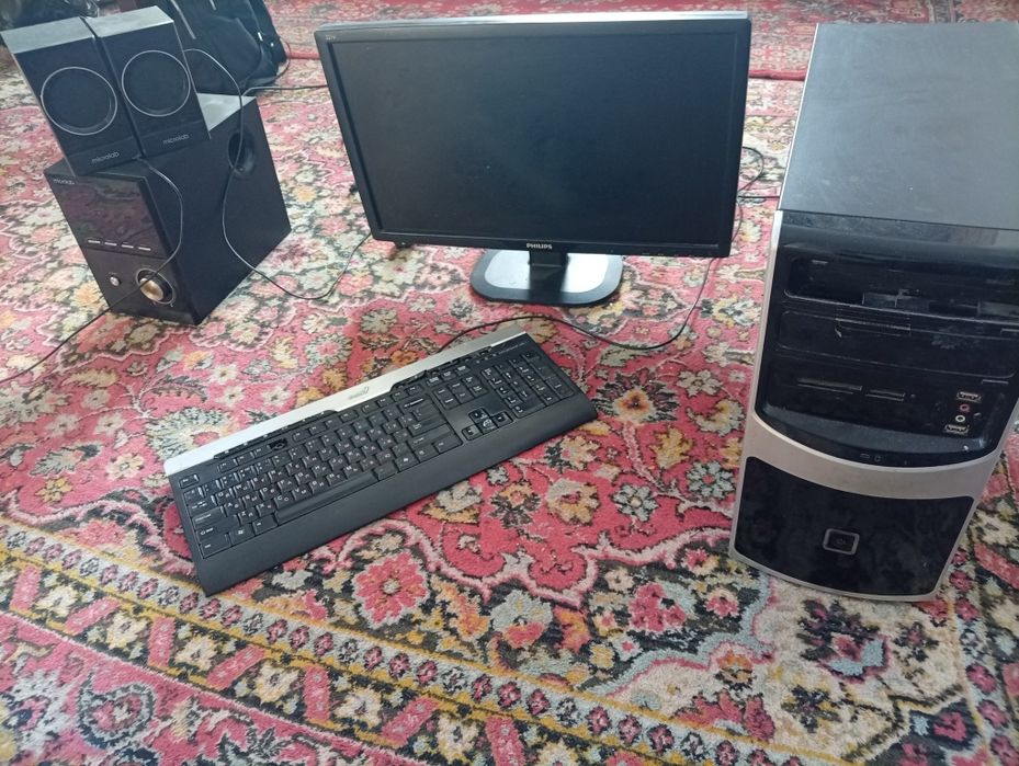 Philps сам компьютер а клавиатура гениус  калонки от микролав